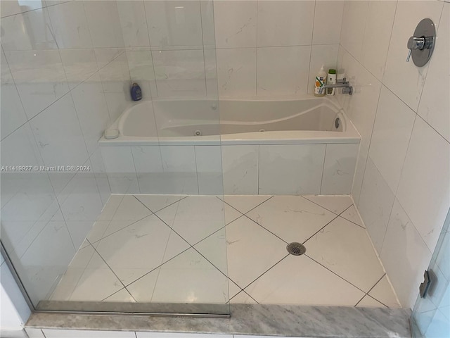 bathroom featuring tiled shower / bath