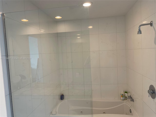 bathroom with tiled shower / bath