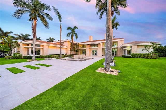 view of front of property featuring a lawn