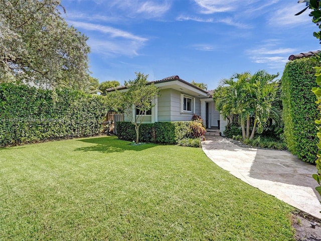 view of front of property featuring a front lawn