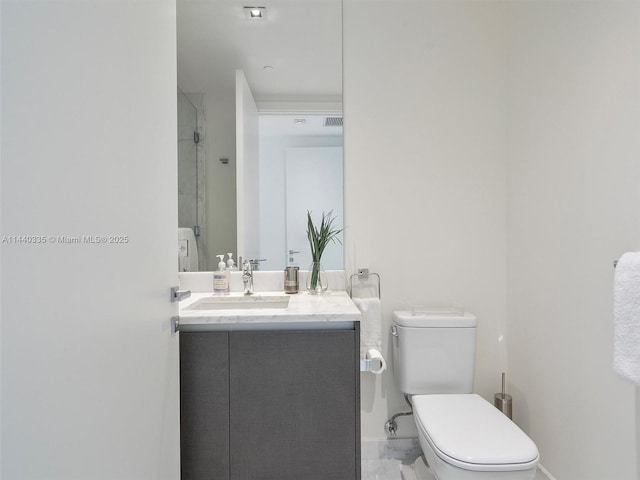 full bath featuring toilet, visible vents, vanity, baseboards, and a shower with door