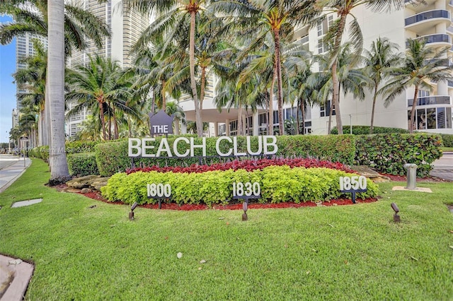 community sign featuring a lawn