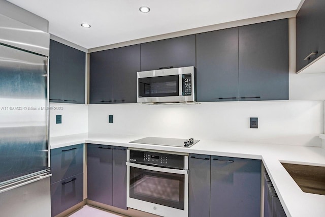 kitchen with stainless steel appliances, sink, and backsplash