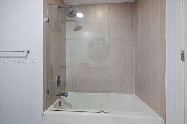 bathroom featuring tiled shower / bath combo