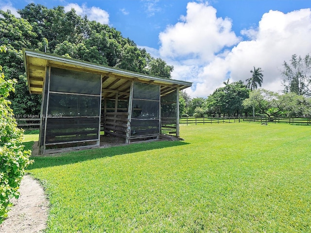 view of yard featuring an outdoor structure