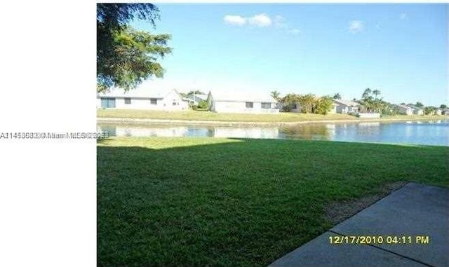 view of yard featuring a water view