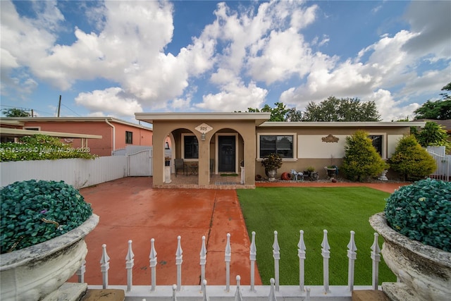 view of front of home featuring a front lawn