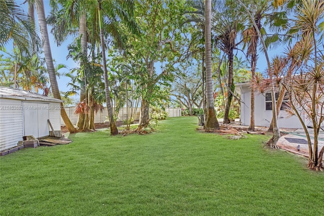 view of yard with an outdoor structure