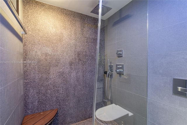 bathroom featuring tiled shower