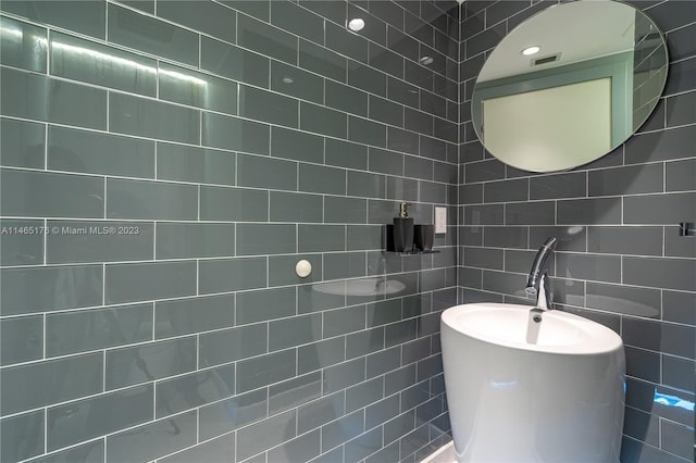 bathroom featuring tile walls