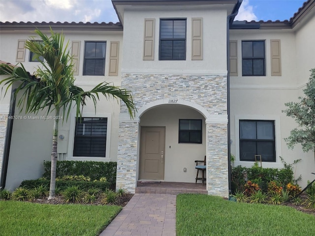 view of front facade with a front yard