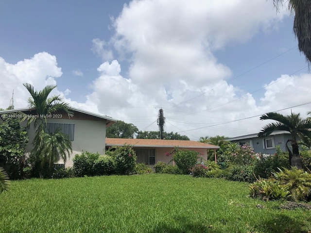 view of front facade featuring a front lawn