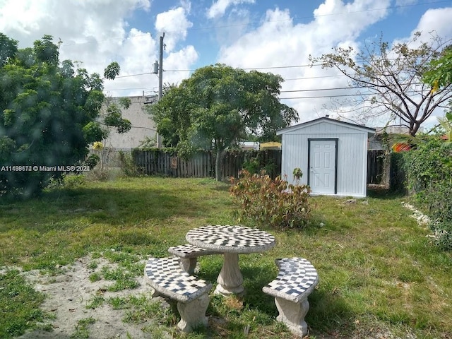 view of yard featuring a shed