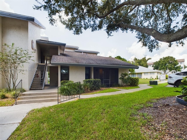 view of front of home featuring a front yard