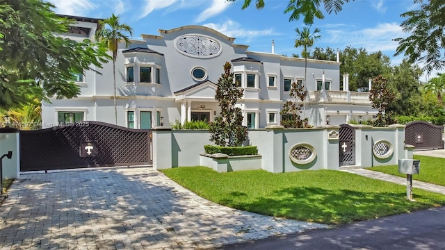 view of front of house featuring a fenced front yard, a gate, and stucco siding