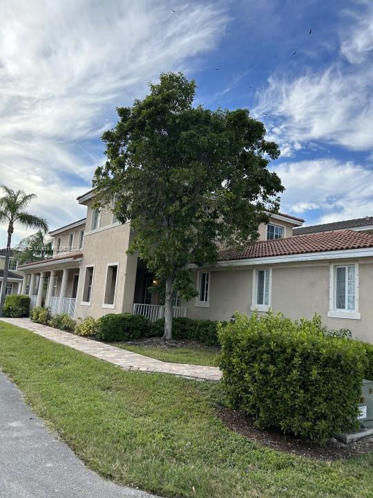 view of front of house featuring a front lawn