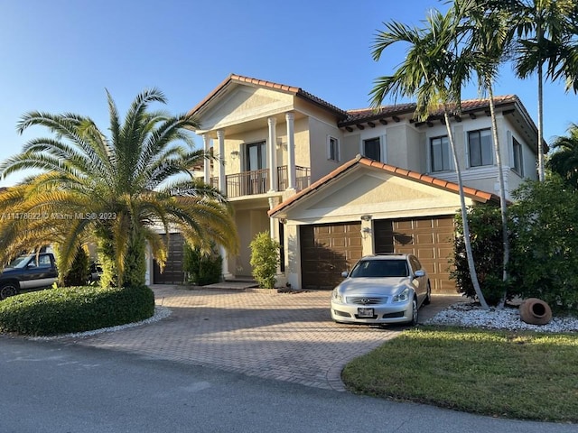 view of front of property featuring a balcony