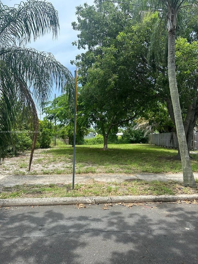 Listing photo 2 for 3014 Greenwood Ave, West Palm Beach FL 33407