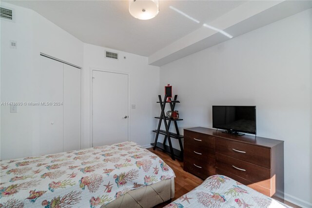 2775 NE 187th St Unit 516, Aventura, FL 33180 - bedroom featuring wood finished floors, visible vents, baseboards, and a closet