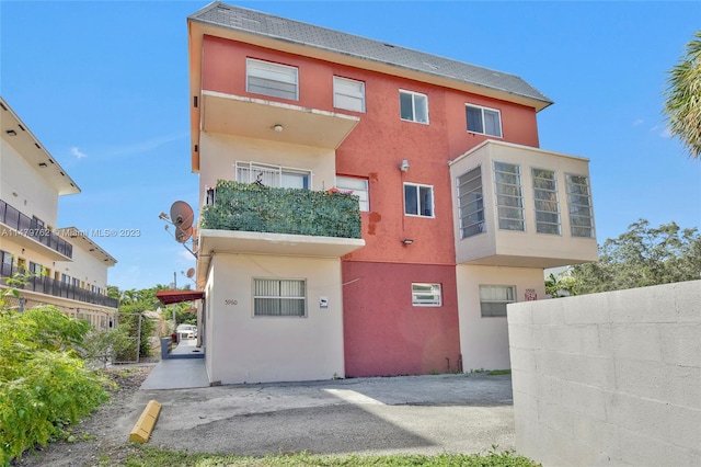 view of front of house featuring a balcony