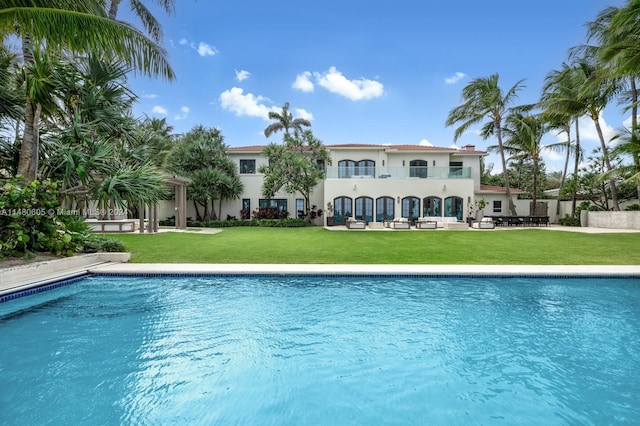 view of swimming pool with a yard