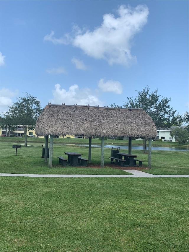 view of property's community featuring a lawn