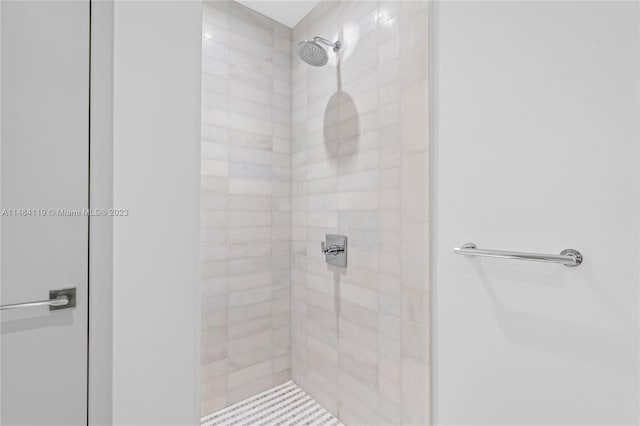 bathroom featuring a tile shower