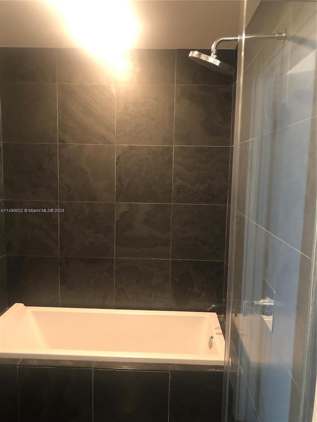 bathroom with tiled shower / bath