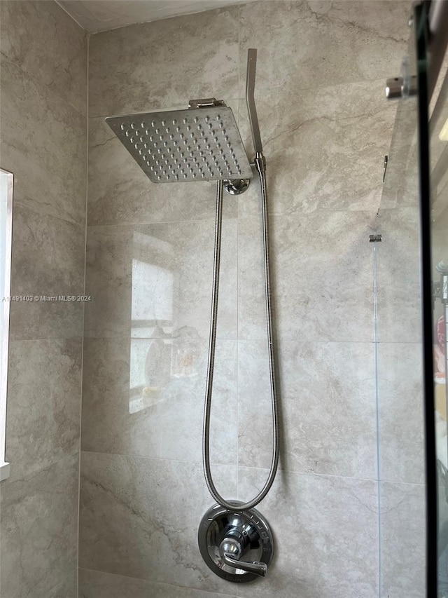 room details featuring tiled shower