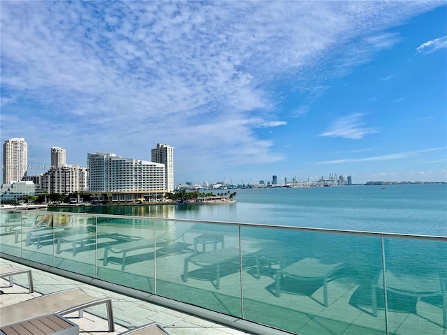 view of pool featuring a water view