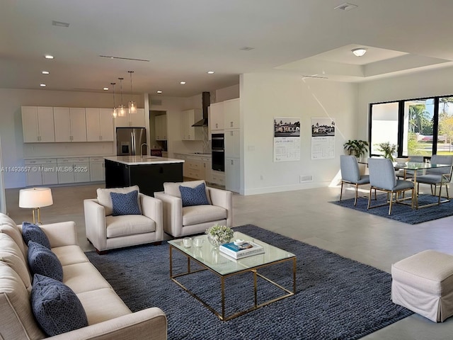 living room featuring recessed lighting, visible vents, and baseboards