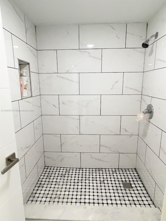 bathroom featuring tiled shower