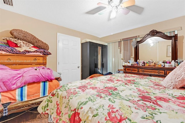 bedroom with ceiling fan