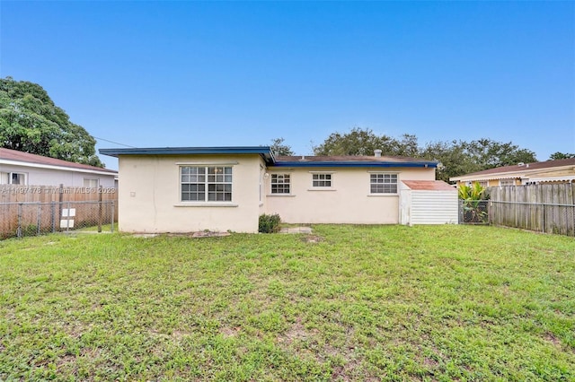 back of house featuring a lawn