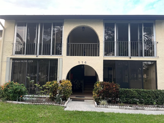 view of front of home with a front yard