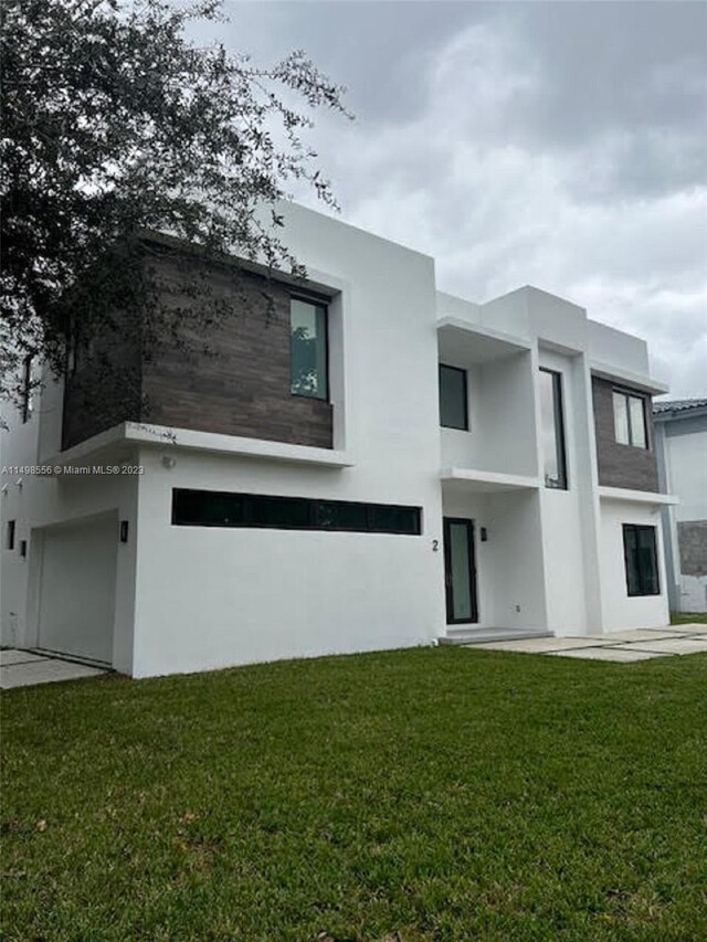 view of front facade with a front lawn