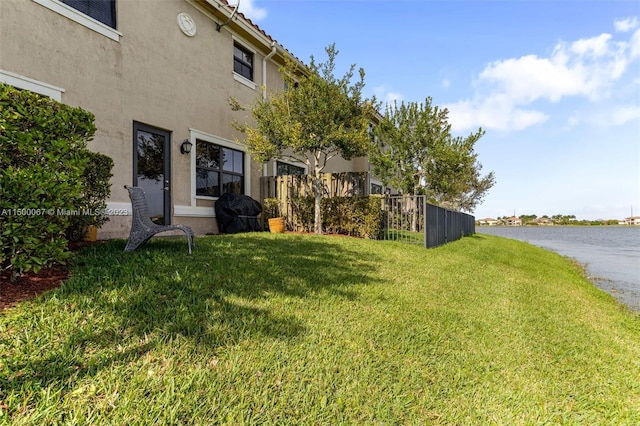 view of yard featuring a water view