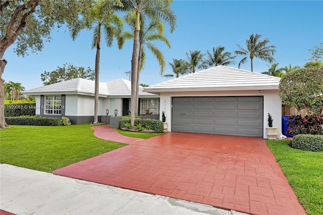 single story home featuring a front lawn