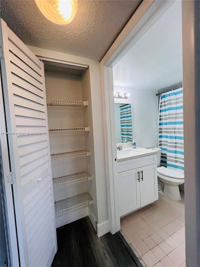 closet with sink