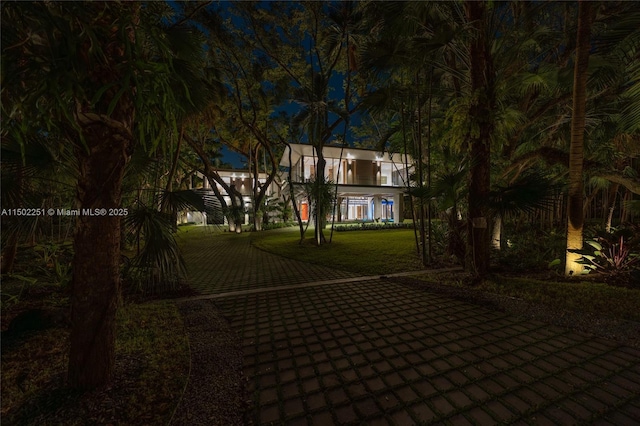 view of front of home featuring a lawn