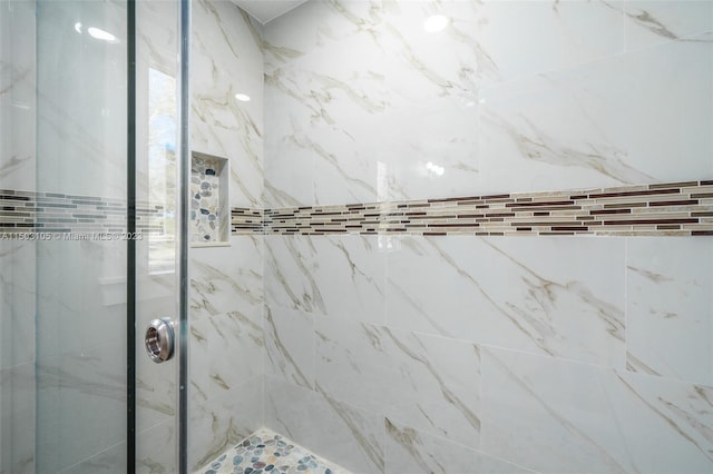 bathroom featuring a tile shower