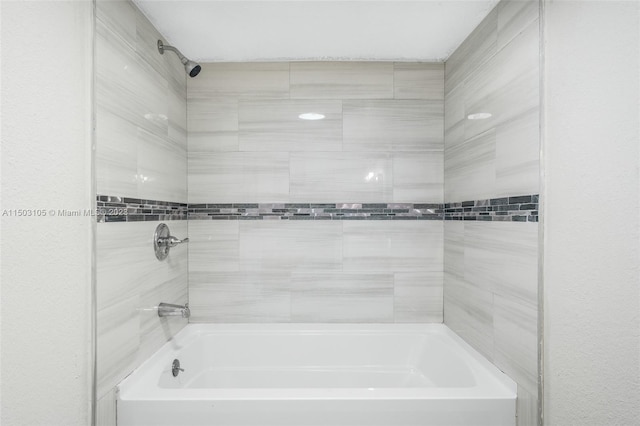 bathroom featuring tiled shower / bath combo