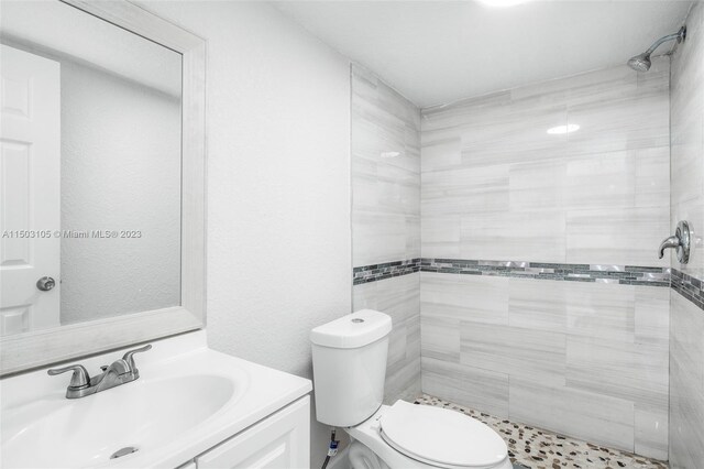 104 Ballard, Avon Park, FL 33825 - full bathroom featuring toilet, vanity, and tiled shower