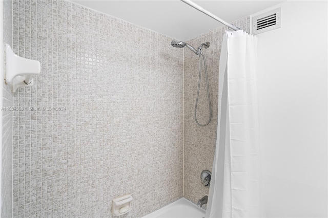 bathroom featuring shower / bath combo