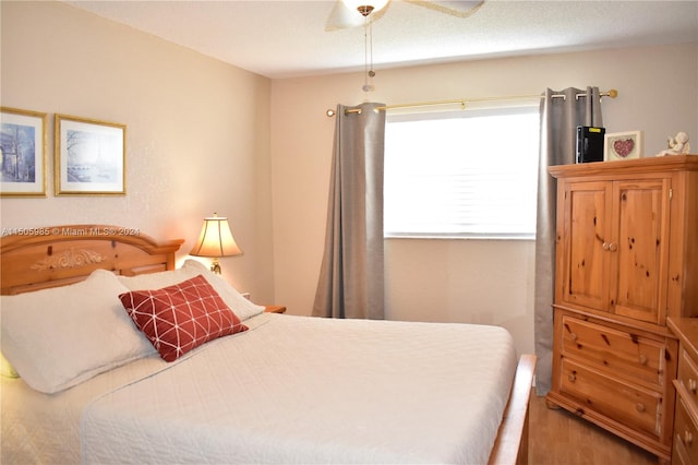 bedroom with ceiling fan