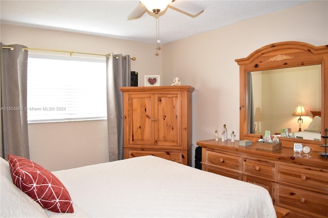 bedroom with ceiling fan