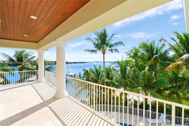 17571 SE Conch Bar Ave, Jupiter, FL 33469 - balcony featuring a water view