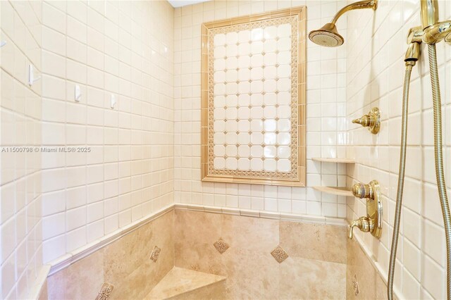 bathroom featuring a tile shower