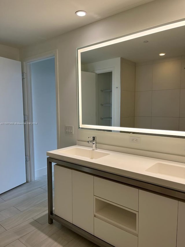 bathroom featuring dual bowl vanity