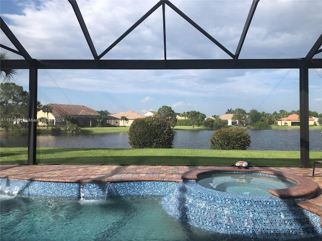 view of pool featuring an in ground hot tub, a yard, a water view, and a lanai